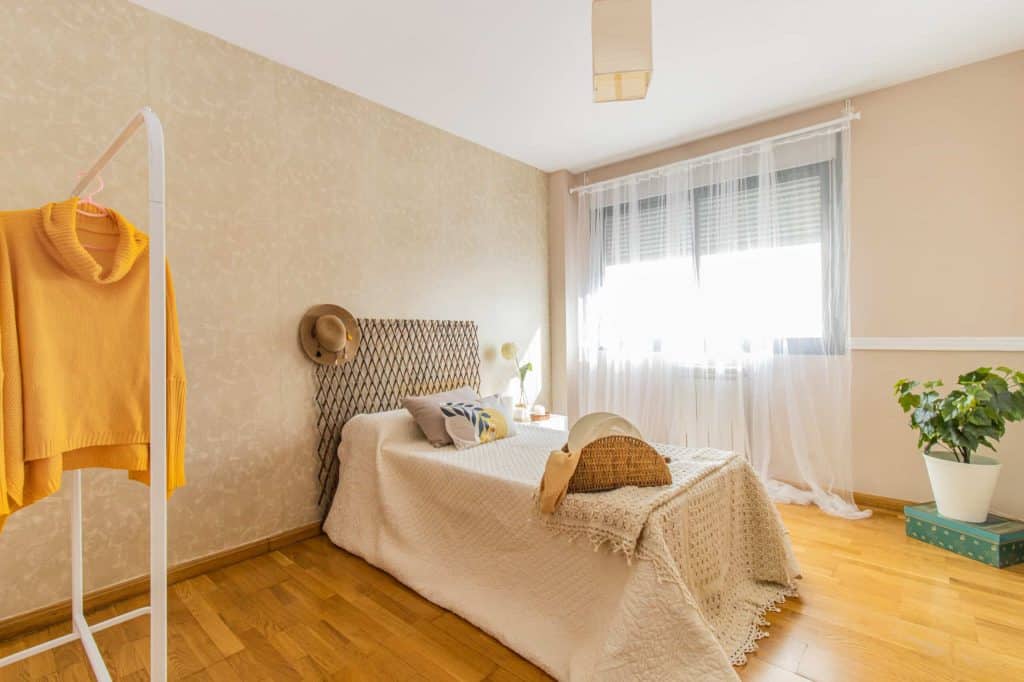 Home Staging dormitorio en tonos tostados